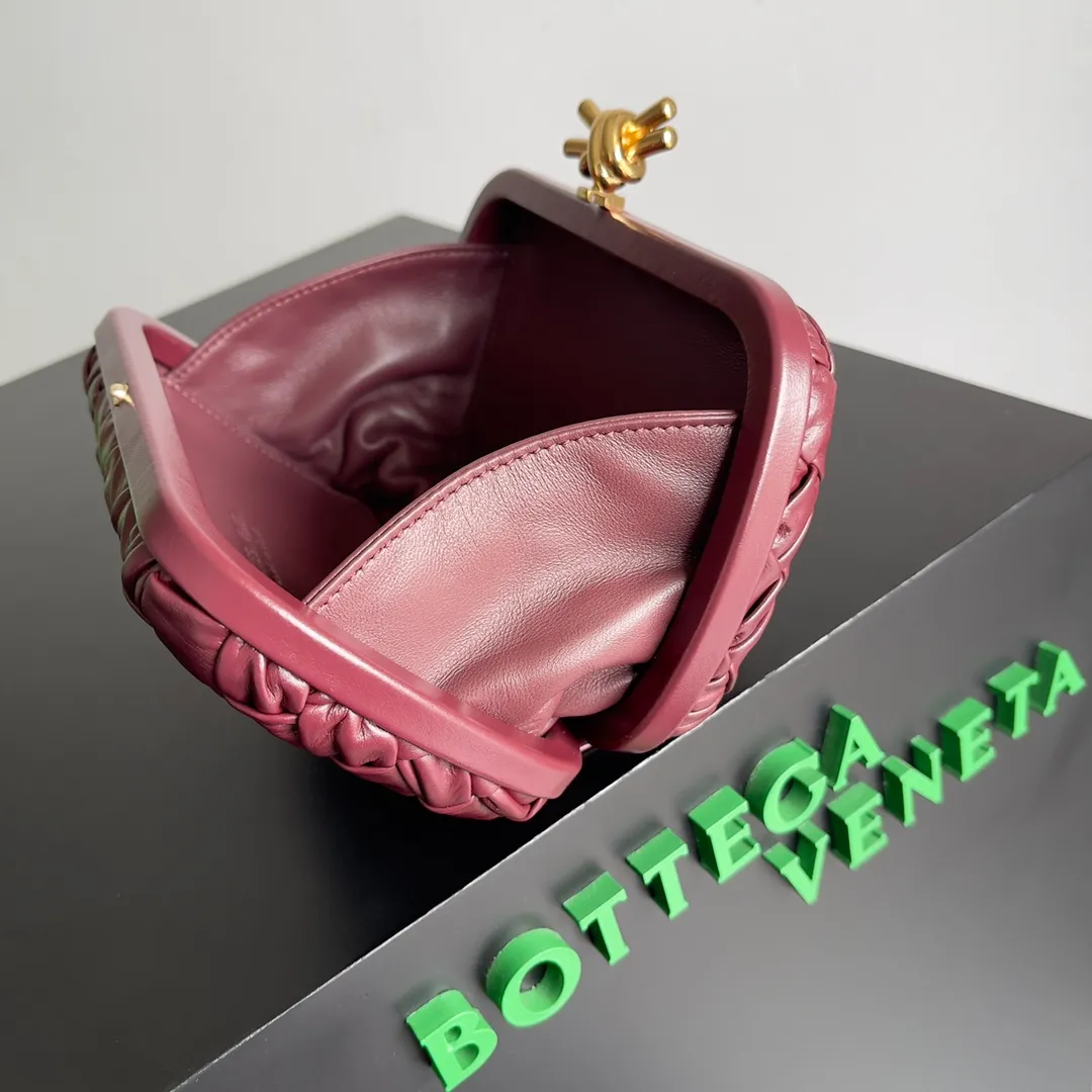 Batch 1860 BV Knot | The classic return of the evening bag. Original leather ➕ Stainless steel hardware ➕ 24k real gold plating ➕ Fully handmade. Those who know the history of our brand should have heard that the knot is a story of Bottega Veneta, and it is also one of the more important design elements. Matthieu Blazy's work this season sublimates Knot's classics, with a new knot design and a woven shoulder strap, plus Fouland Intreccio's weaving technology, adding some fashion to the retro and nostalgic feel of the past. Style number: 717622 Size: 20.5*6*12.5